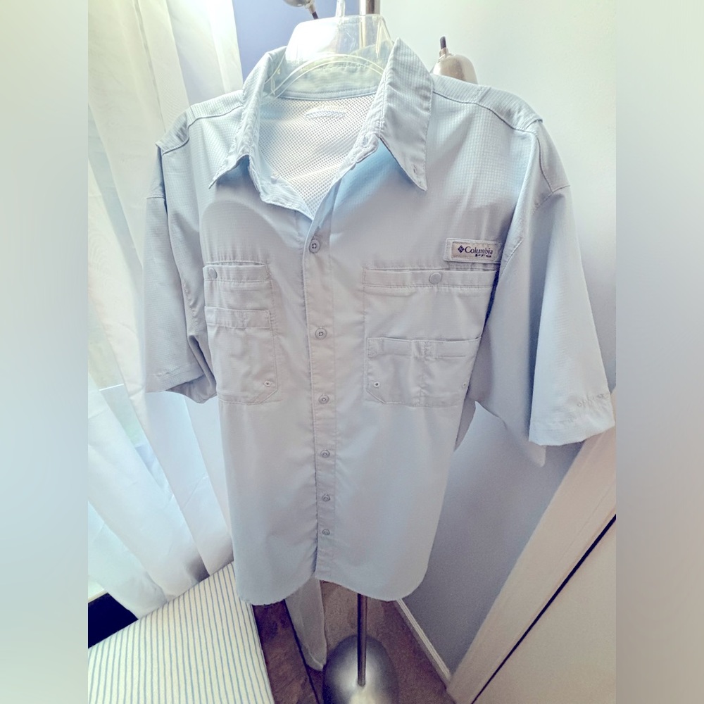 Columbia Men’s Large casual short sleeve shirt in like new condition.